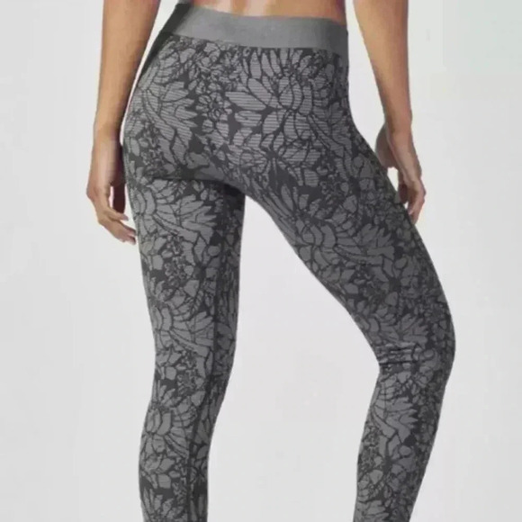 Fabletics] Sebastian Seamless Floral Leggings - Picture 2 of 10